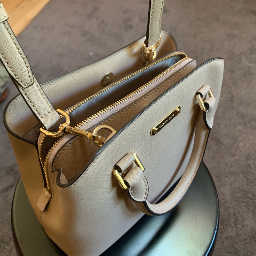 Michael Kors small bag/crossbody. - Picture 4 of 12